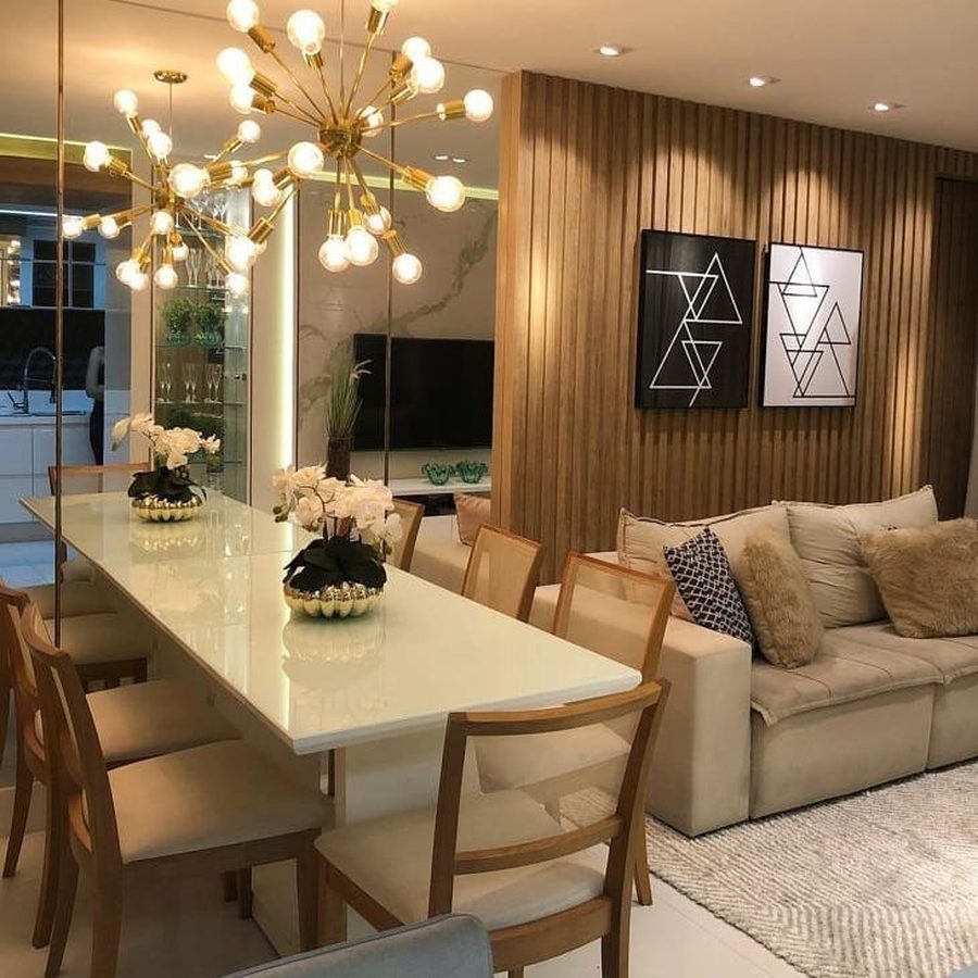 Sala de jantar com cadeiras higienizadas