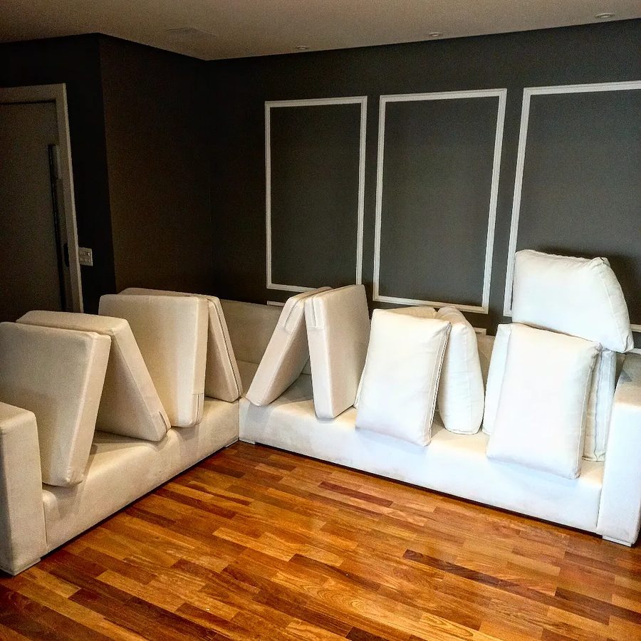 Sala ampla com estofados limpos